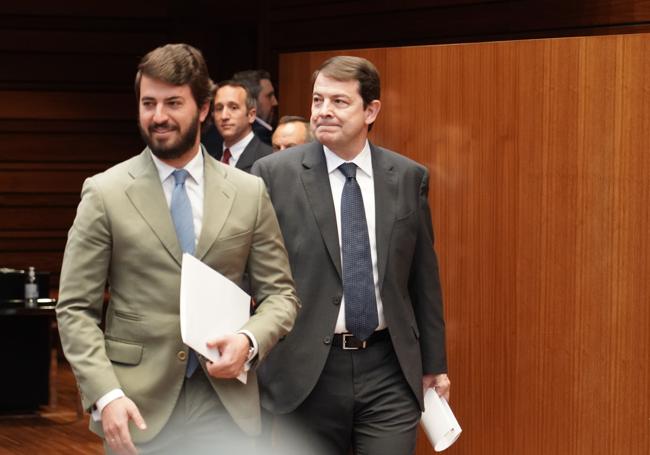 Juan García-Gallardo y Alfonso Fernánedz Mañueco, a su llegada al Pleno de martes en las Cortes.