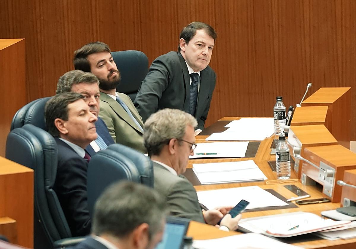 Alfonso Fernández Mañueco, junto a Juan García-Gallardo en el Pleno de este martes.