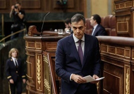 Pedro Sánchez sale de la tribuna tras intervenir ayer en el pleno del Congreso de los Diputados.