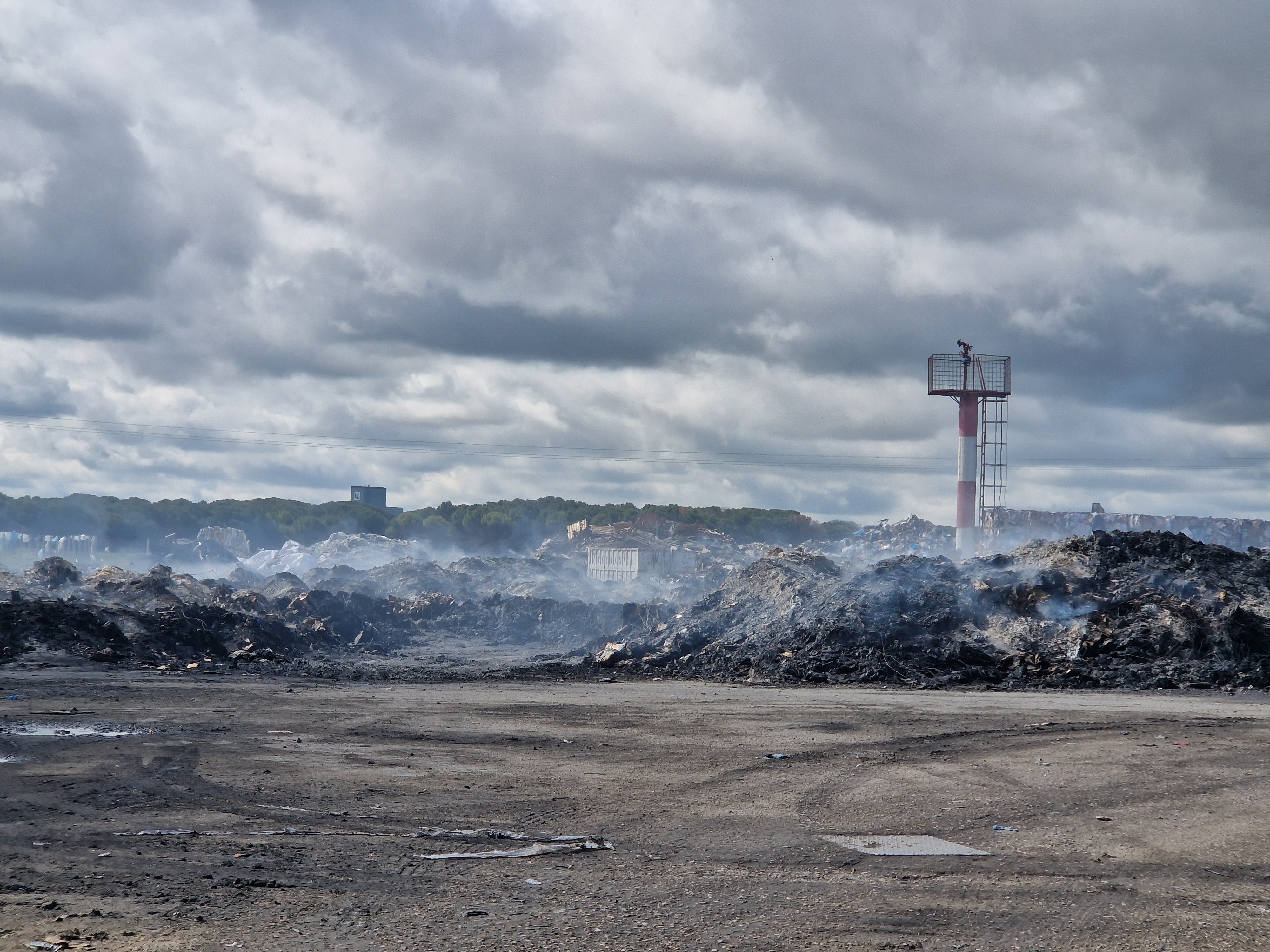 Continúan humeando los residuos de la planta de Aldeamayor seis días después del incendio