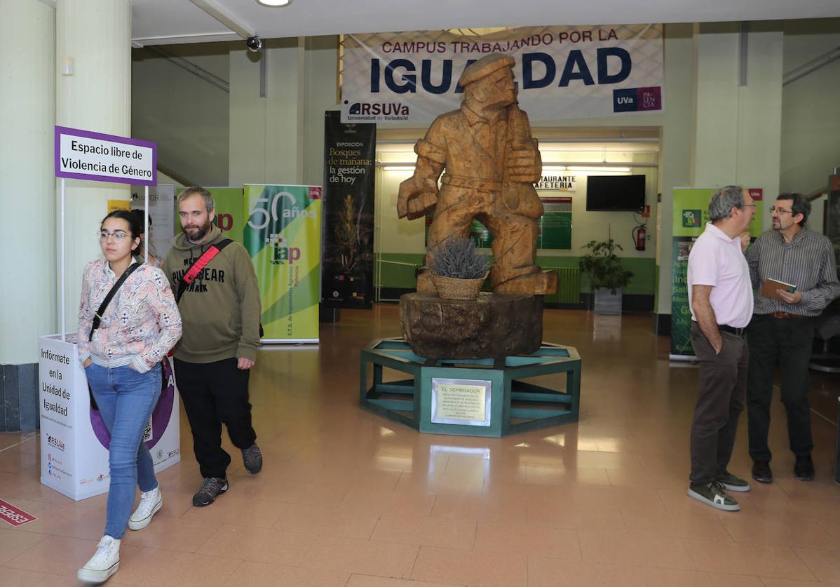 Alumnos y profesores de Agrarias, en la escuela.