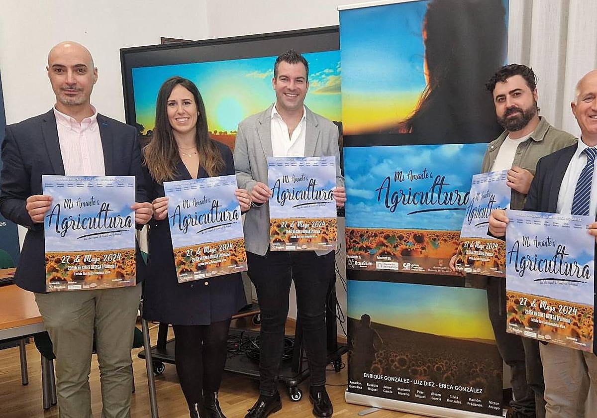 El gerente de Adri, Erica González, el alcalde de Herrera de Valdecañas, David Castro y el diputado Urbano Alonso presentan la cinta.