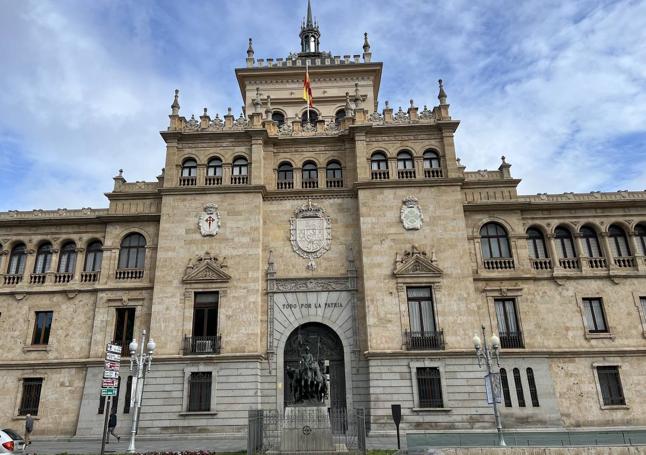 El granito de Mingorría, en la base, se diferencia de la piedra del resto de la fachada.