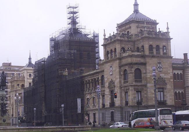 La fachada principal, totalmente tapada por andamios, en noviembre del 2000.