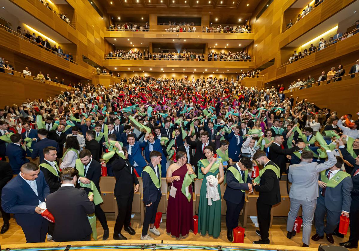 Alumnos y familiares celebran la graduación en el Auditorio del Centro Cultural Miguel Delibes de Valladolid.