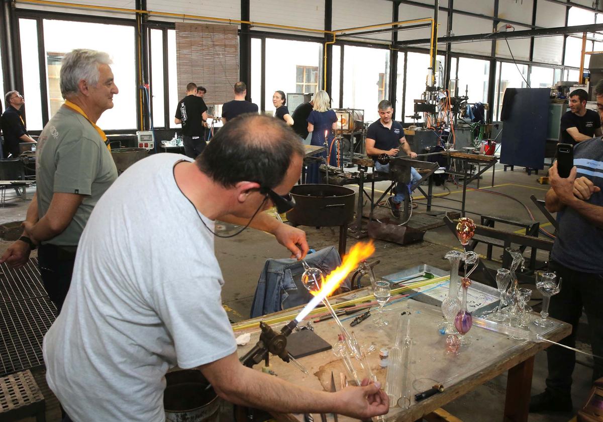 Los expertos vidrieros checos trabajan codo con codo con los artesanos segovianos en los talleres de la Real Fábrica de Cristales de La Granja.