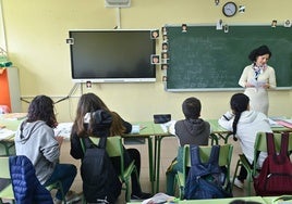 Una profesora imparte clase de inglés en el IES Jorge Guillén de Villalón de Campos, een Valladolid.