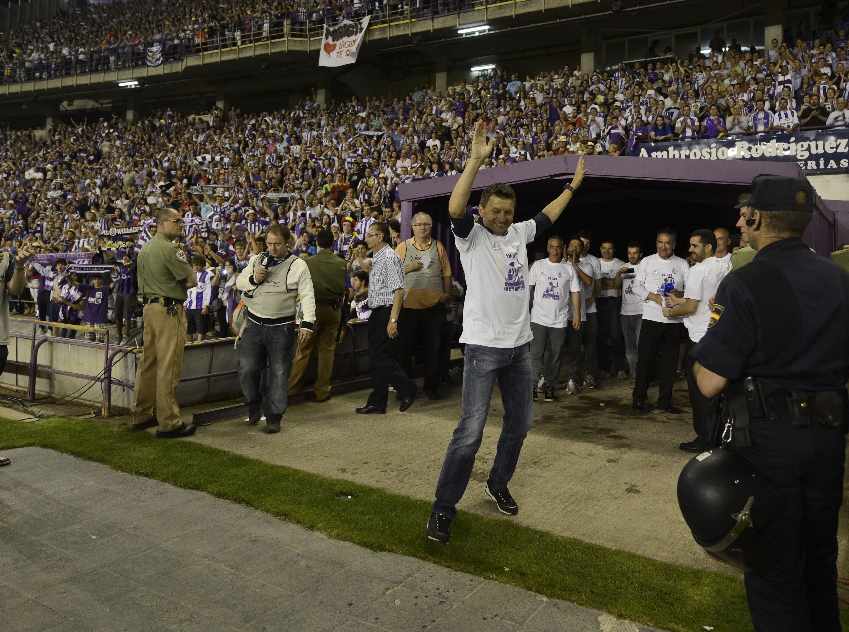 Djukic, pletórico, con la camiseta conmemorativa.