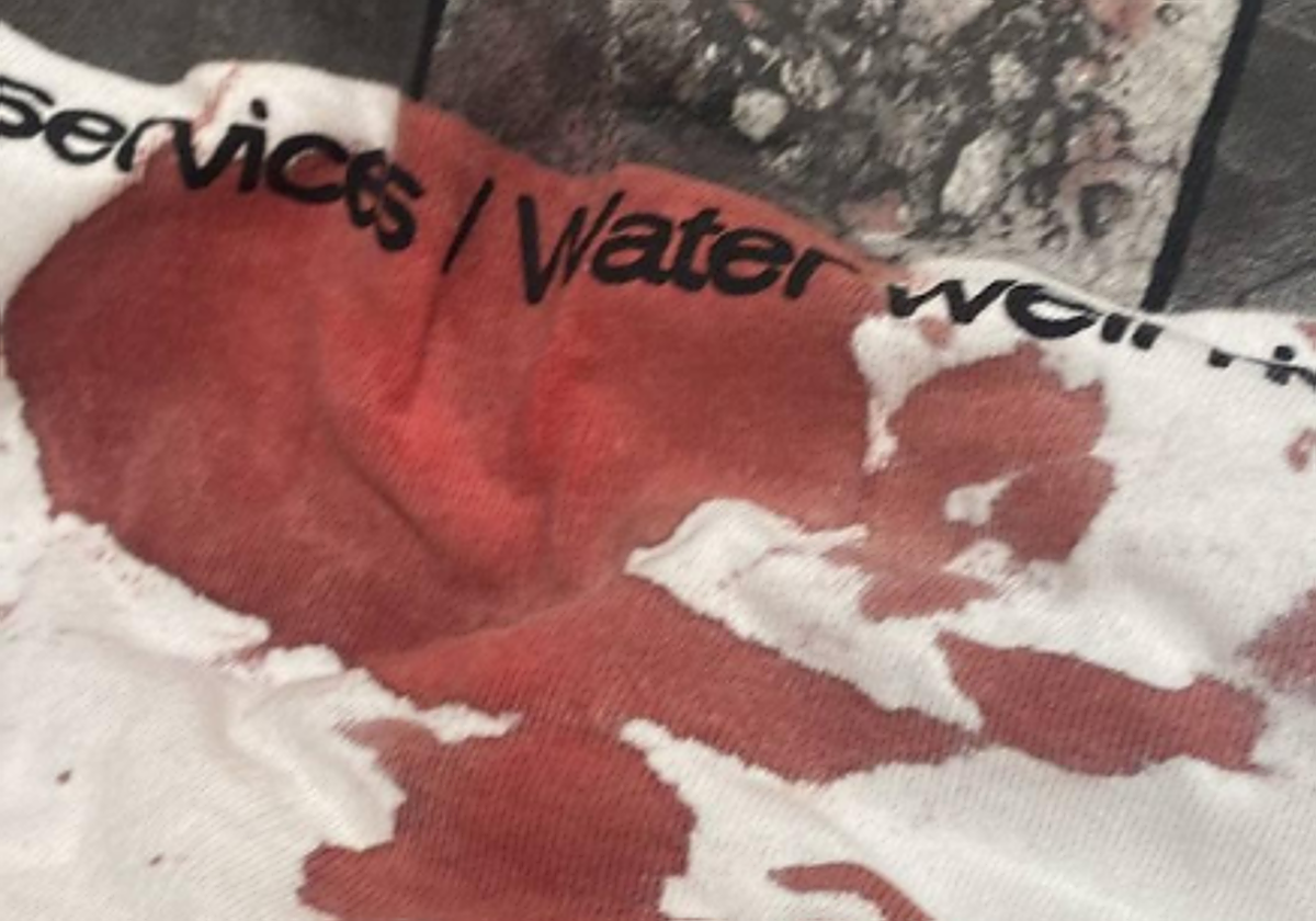 Camiseta ensangrentada que mostró la política en sus redes sociales.