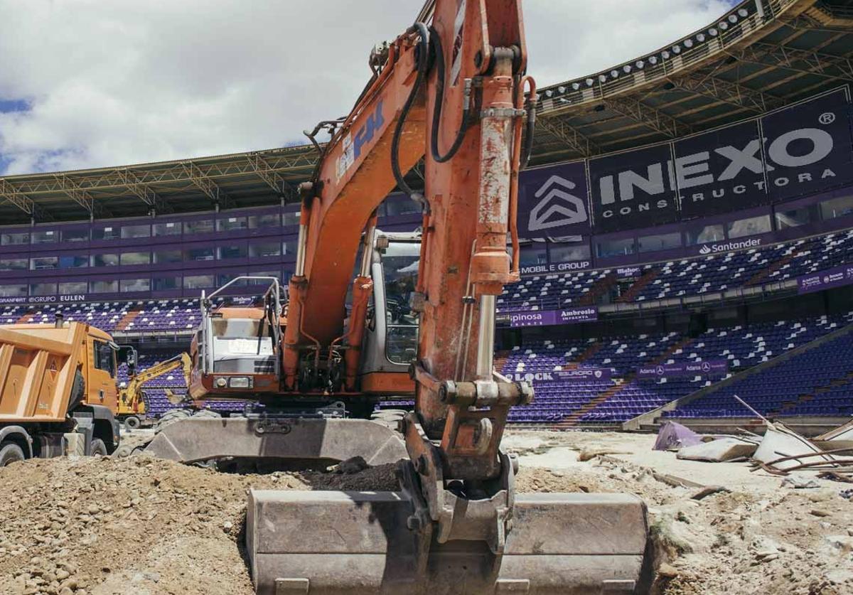 Las máquinas de Inexo, en la retirada del foso del estadio José Zorrilla, en 2019.