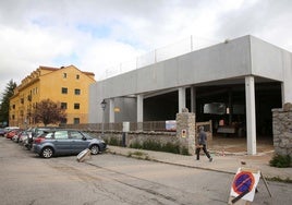 Un hombre pasea frente al edificio que albergará el futuro supermercado Lupa, en el Real Sitio de San Ildefonso.