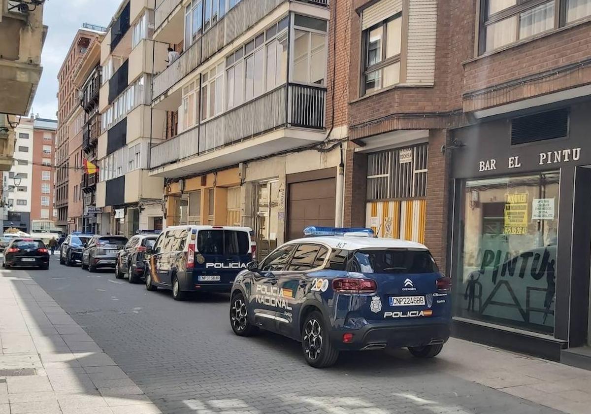 Vehículos policiales que acudieron este miércoles a la calle Mancornador.