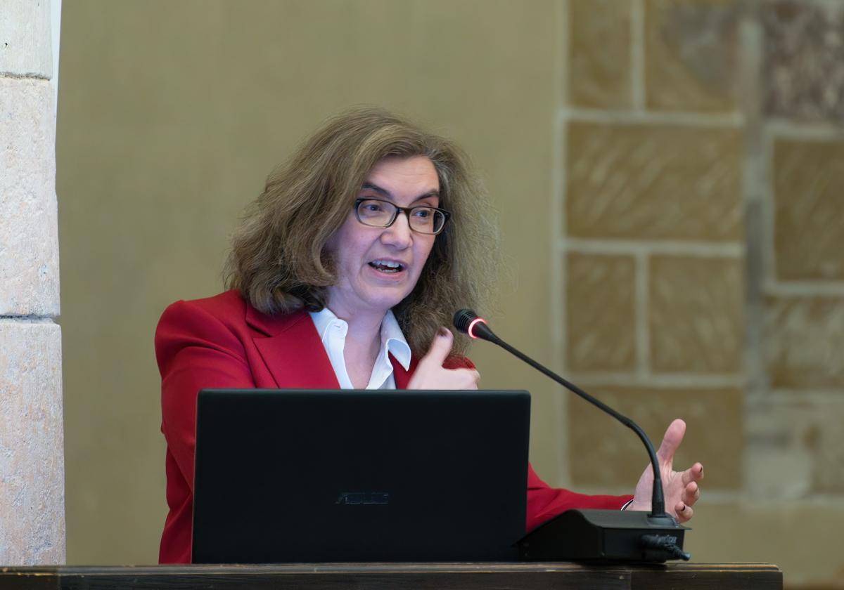 La neurólogo Celia Oreja-Guevara, durante su conferencia en San Quirce.