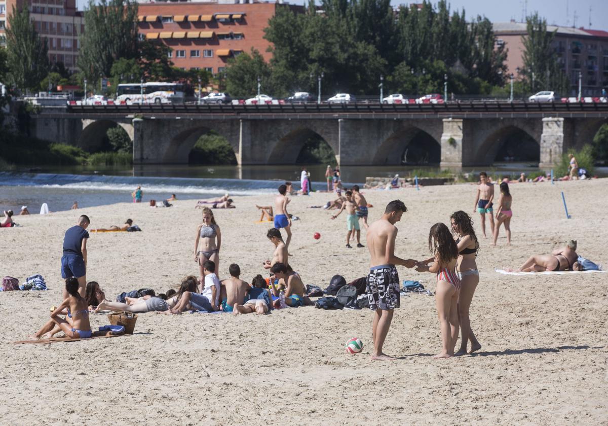 Playa de Las Moreras en verano de 2018.