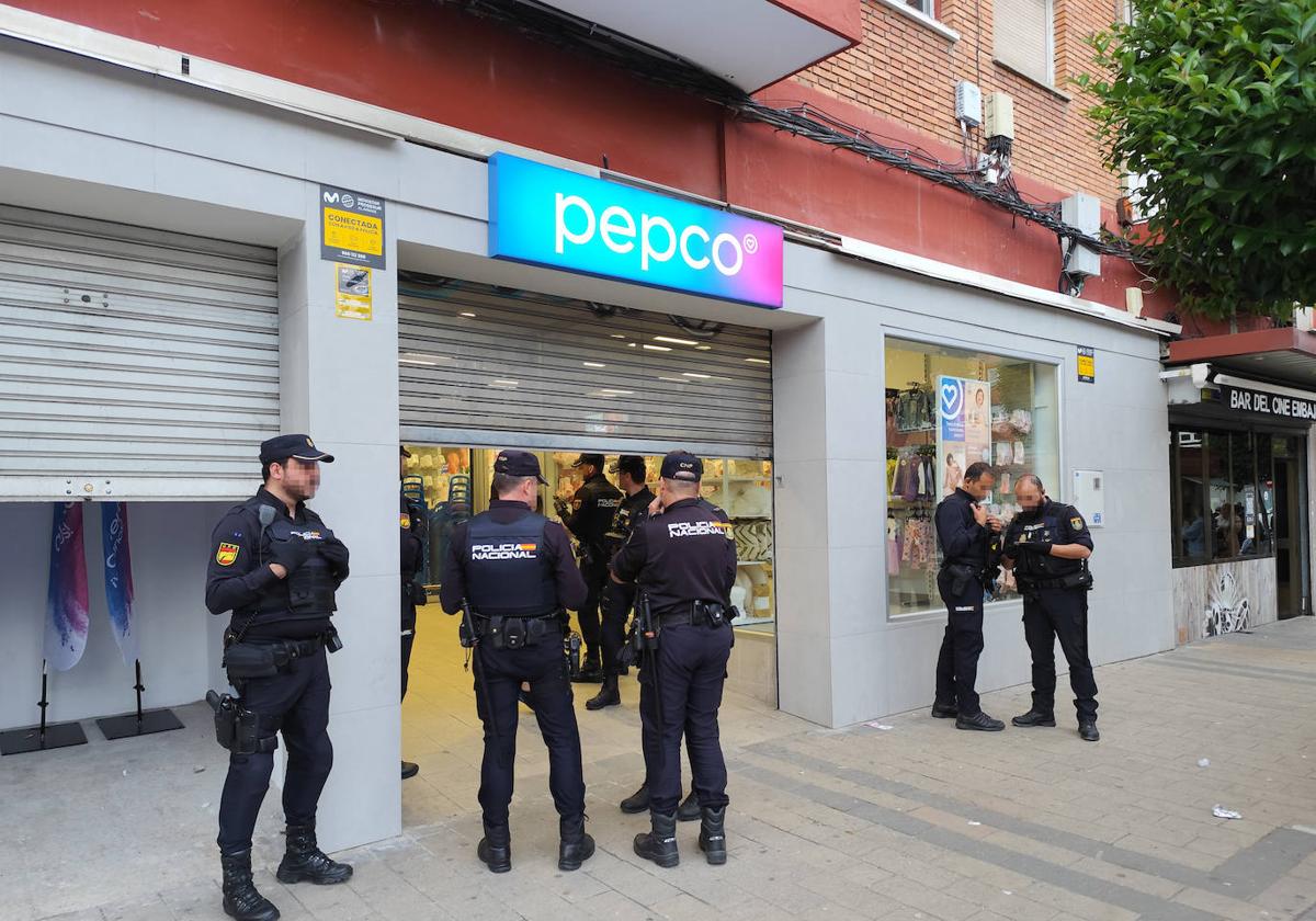 Entran en tropel a robar en una tienda en Delicias: «Eran unos 50, sobre todo mujeres»