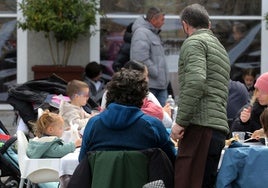 Un camarero de un restaurante de Segovia atiende una mesa de la terraza del establecimiento.