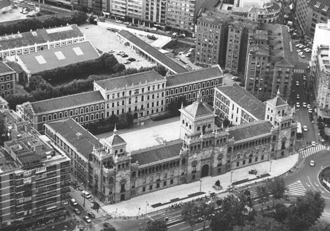 La Academia de Caballería abarca cuatro calles: Paseo de Zorrilla, Calle de San Ildefonso –por donde los soldados accedían a las caballerizas–, la calle Doctrinos y María de Molina. Imagen de 1990.