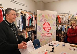El obispo de Palencia, con la directora de Cáritas, en la tienda Moda-Re.