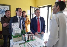 El presidente de la Diputación, Conrado Íscar (izquierda), conversa con el farmacéutico de San Pedro de Latarce.