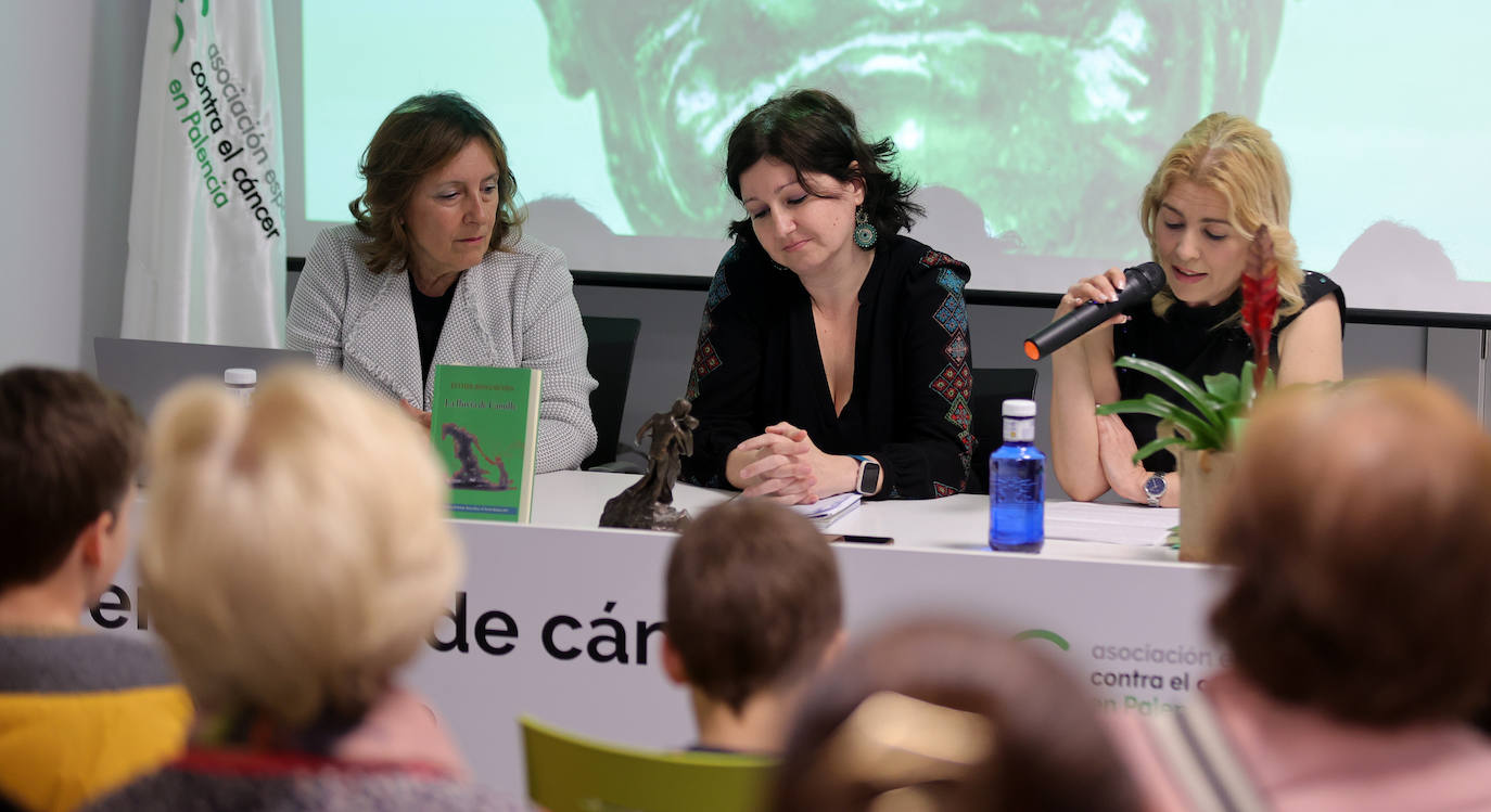 Camille Claudel sale de la biblioteca de la AECC de Palencia