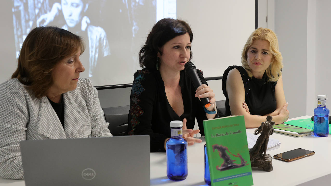 Camille Claudel sale de la biblioteca de la AECC de Palencia