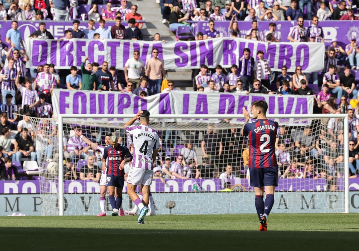 Pancarta en contra de la directiva en el encuentro ante el Eibar, a finales de pasado mes de junio, partido que marcó un punto de inflexión en la temporada.