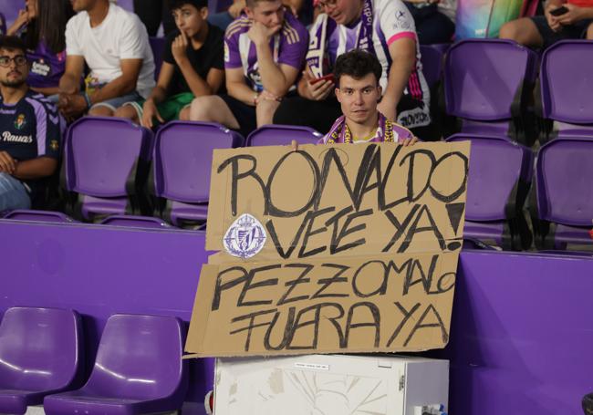 Un aficionado muestra una pancarta contra la directiva y el técnico.