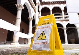 Columnas precintadas y carteles de precaución en el patio del Palacio de Fabio Nelli.