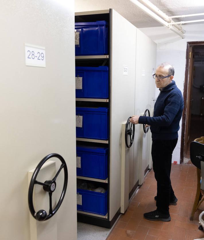 Imagen secundaria 2 - Restos arqueológicos en los pasillos y organizados en los compactos del sótano del palacio.