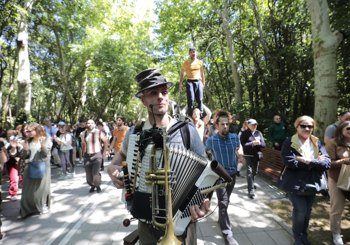 Compañía Circ Pistolet, durante un desfile por el Campo Grande.