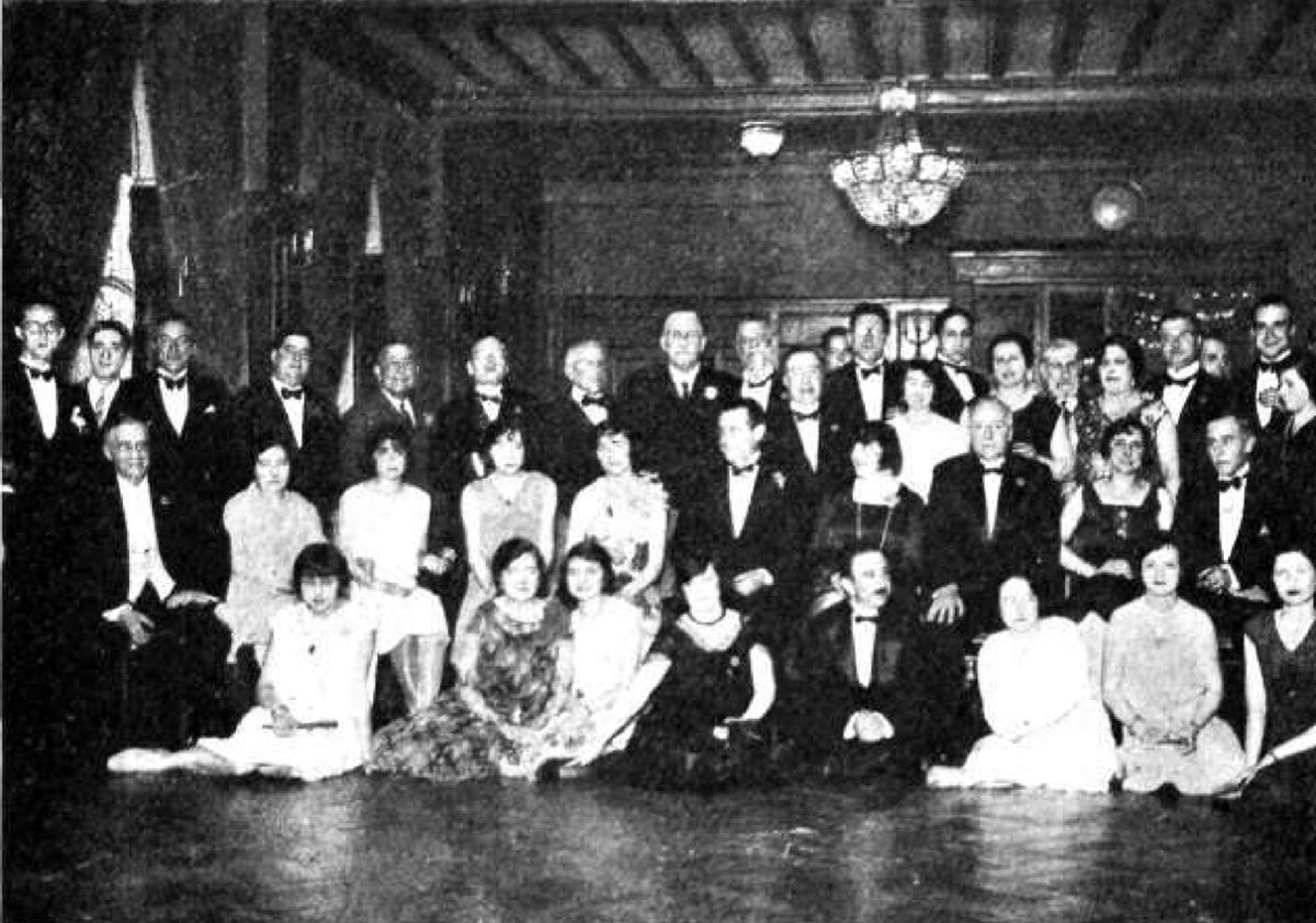 Imagen principal - Arriba, asistentes al Primer Congreso Nacional de Medicina Homeopática de 1929; abajo, el presidente de la República, Niceto Alcalá Zamora, con miembros del Congreso de Medicina Homeopática de 1933, y portada del libro sobre la apendicitis, obra de José Pedrero. 