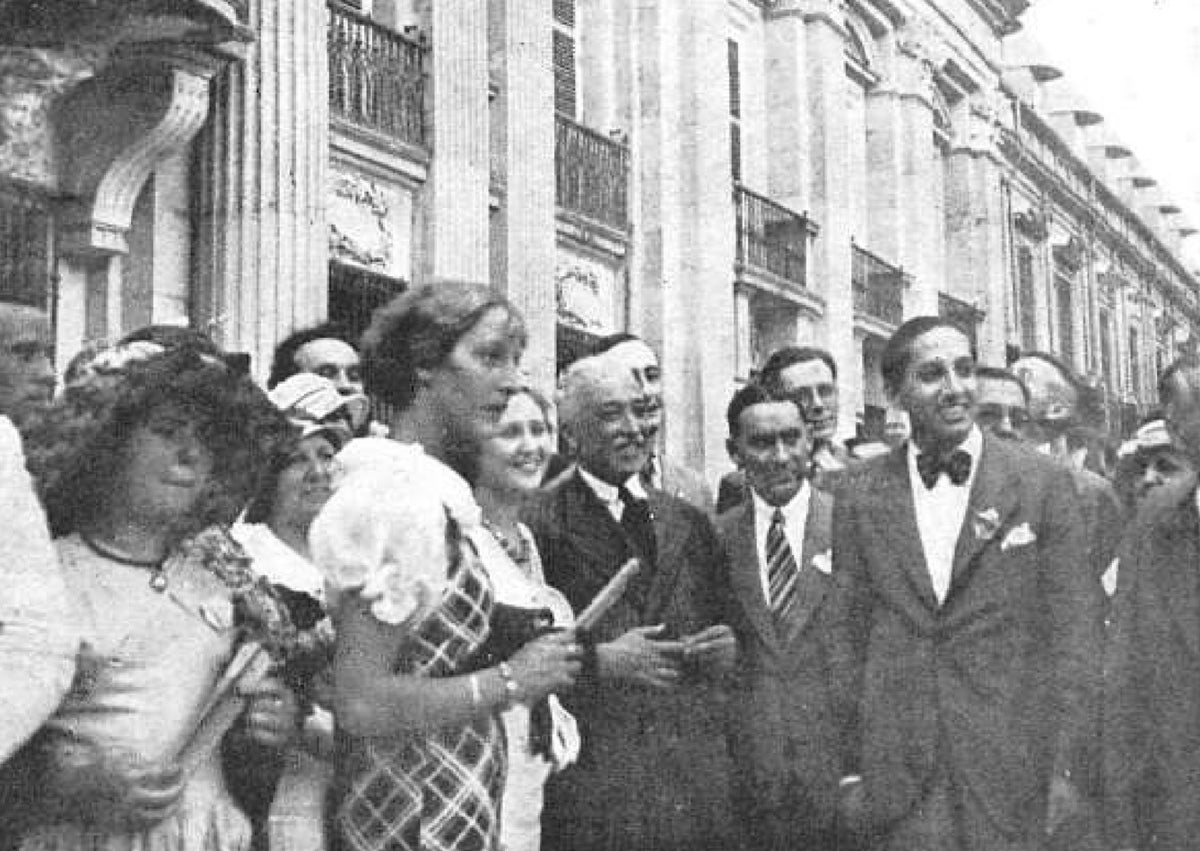 Imagen secundaria 1 - Arriba, asistentes al Primer Congreso Nacional de Medicina Homeopática de 1929; abajo, el presidente de la República, Niceto Alcalá Zamora, con miembros del Congreso de Medicina Homeopática de 1933, y portada del libro sobre la apendicitis, obra de José Pedrero. 