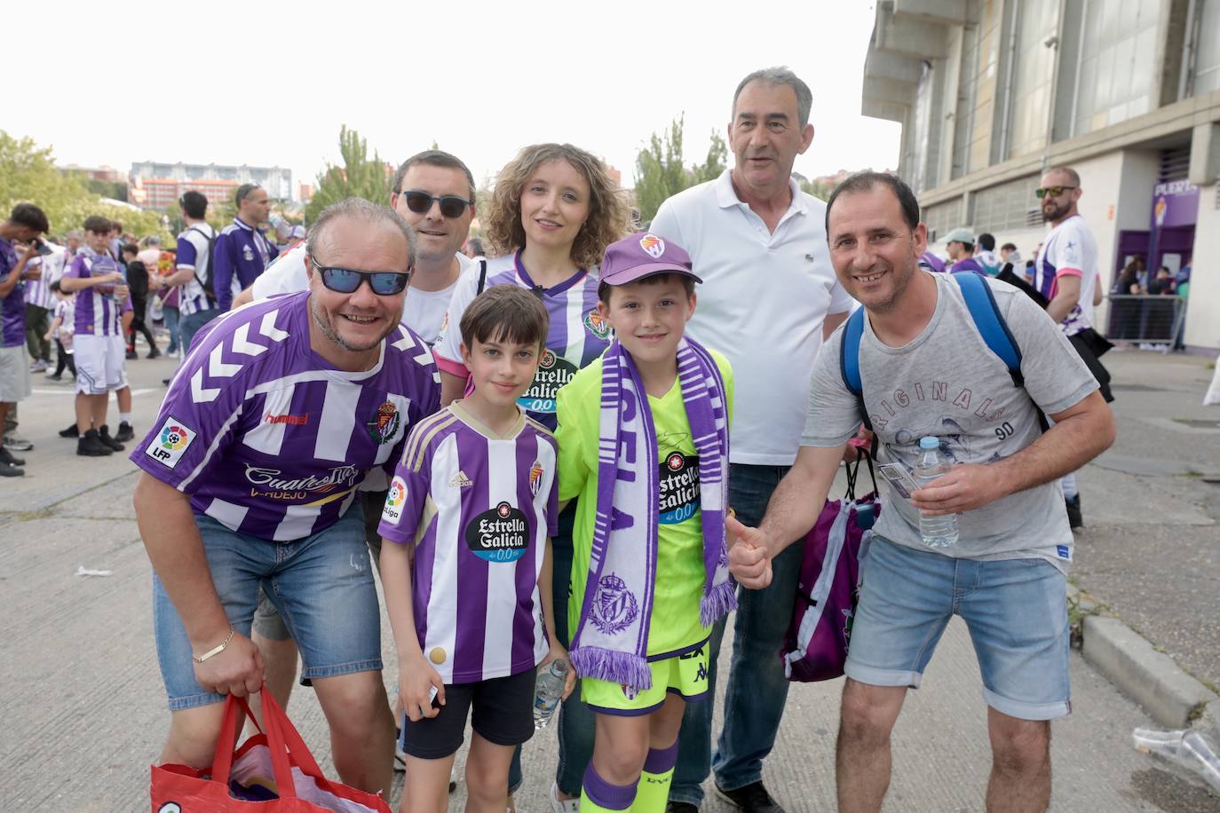 Varios vecinos de Villa del Prado animan al equipo de la ciudad.