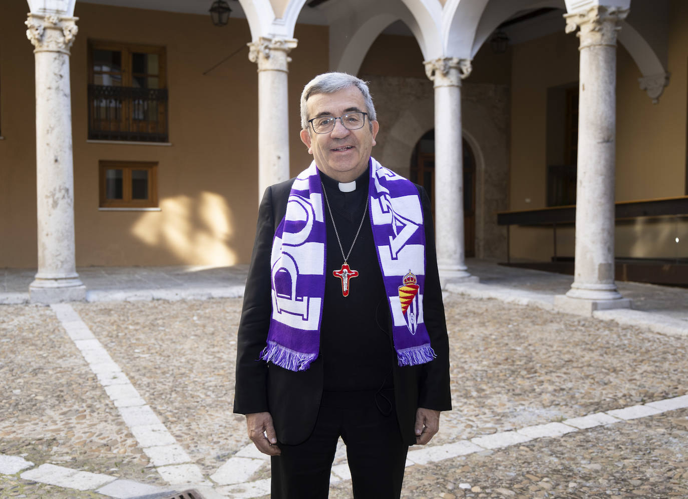 El arzobispo, Luis Argüello, con la bufanda del Pucela.