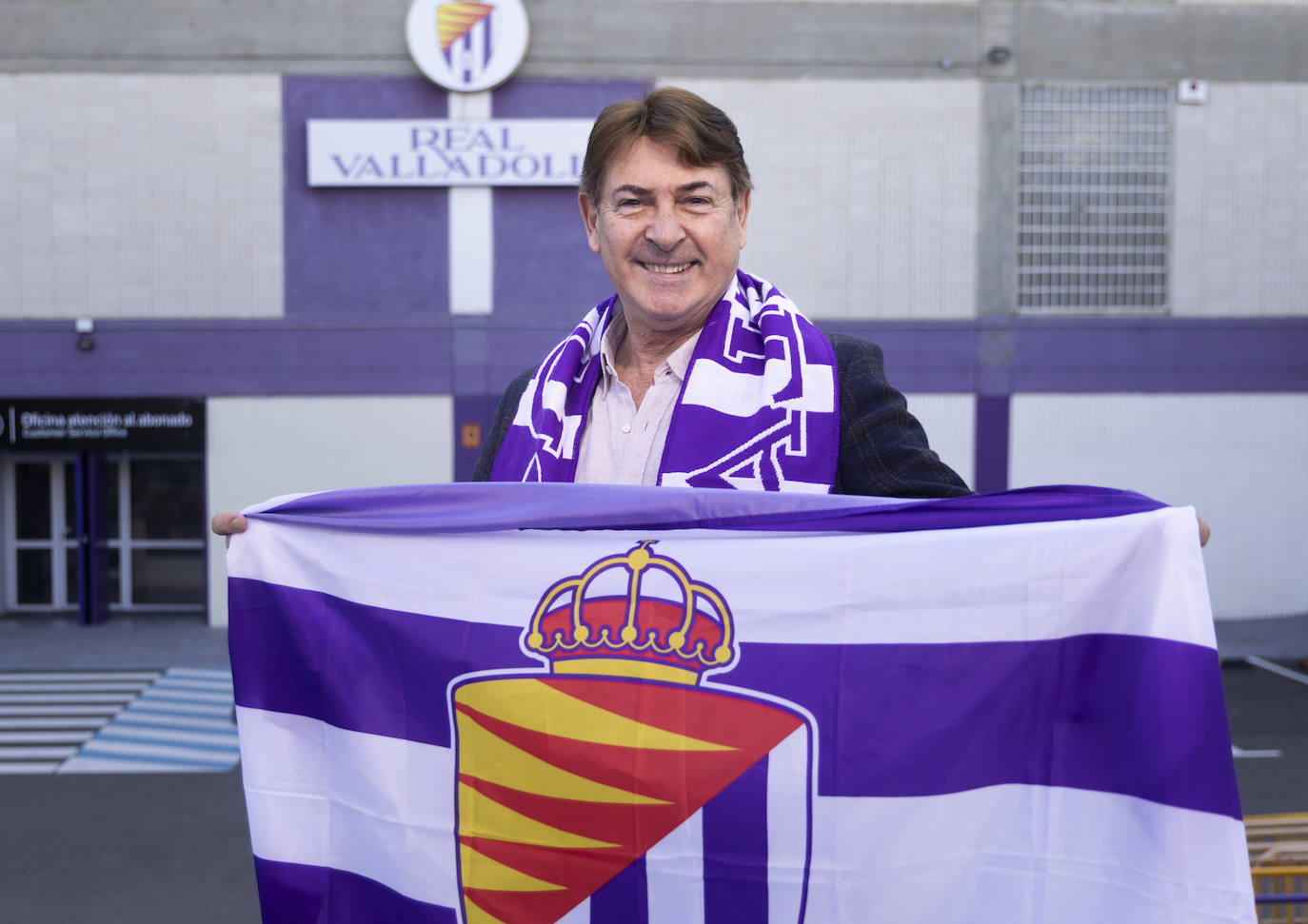 El cantante Alfonso Pahino, en el estadio.