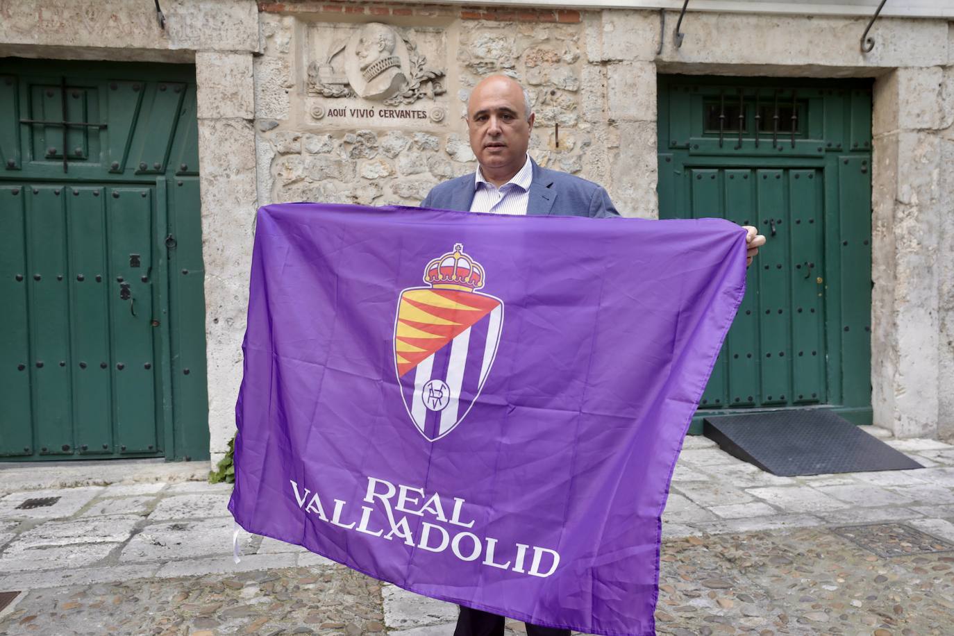 Jacinto Canales, subdelegado del Gobierno, posa con la bandera del Pucela frente a la Casa Cervantes.