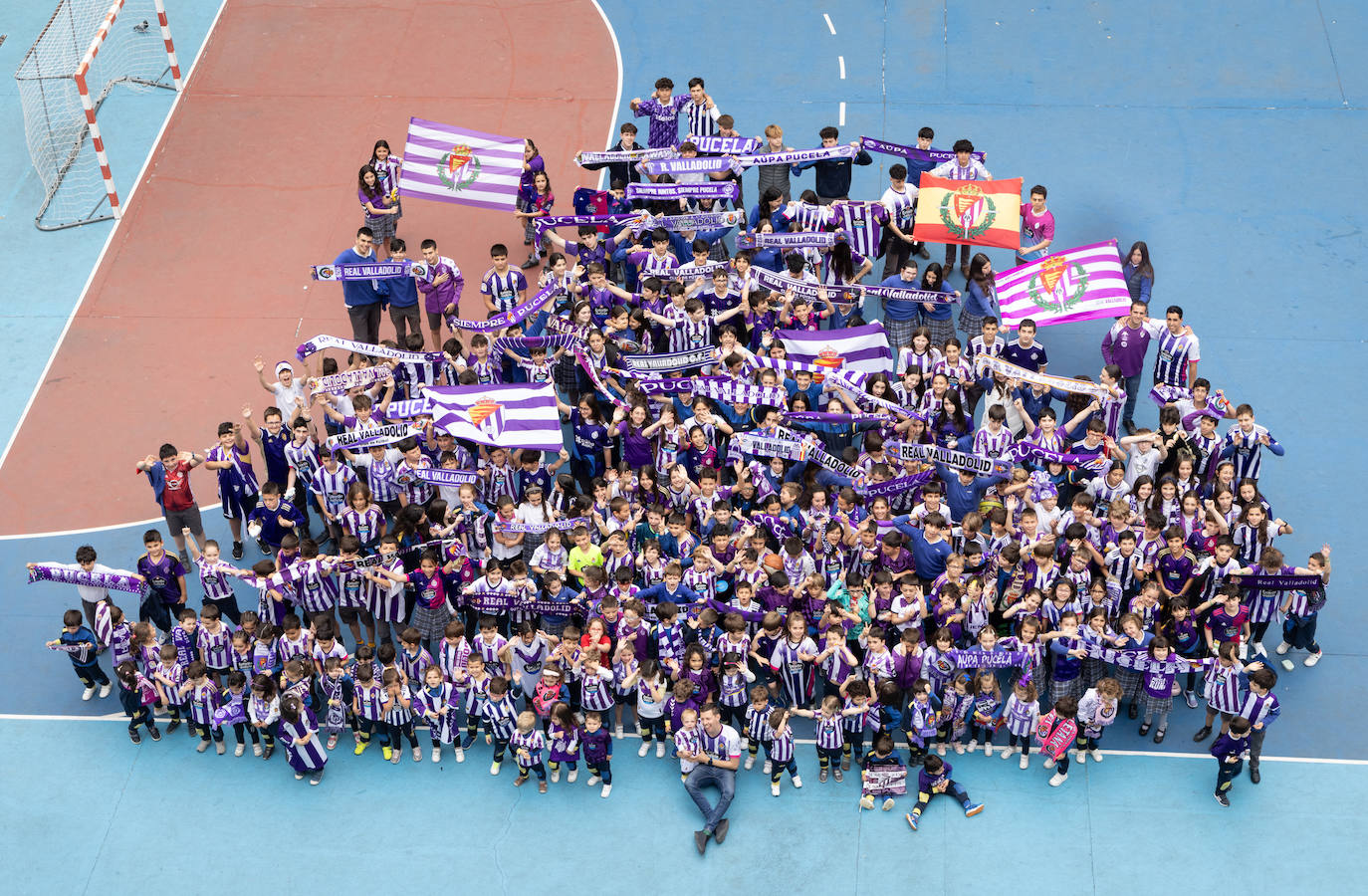 Alumnos de La Salle tiñen de blanquivoleta el patio del colegio en apoyo al Real Valladolid en su ruta hacia Primera.