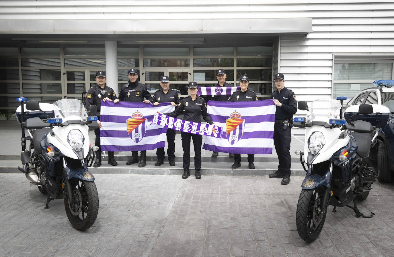 Varios miembros de la Policía Nacional, con los colores banquivioletas en la comisaría de Las Delicias.