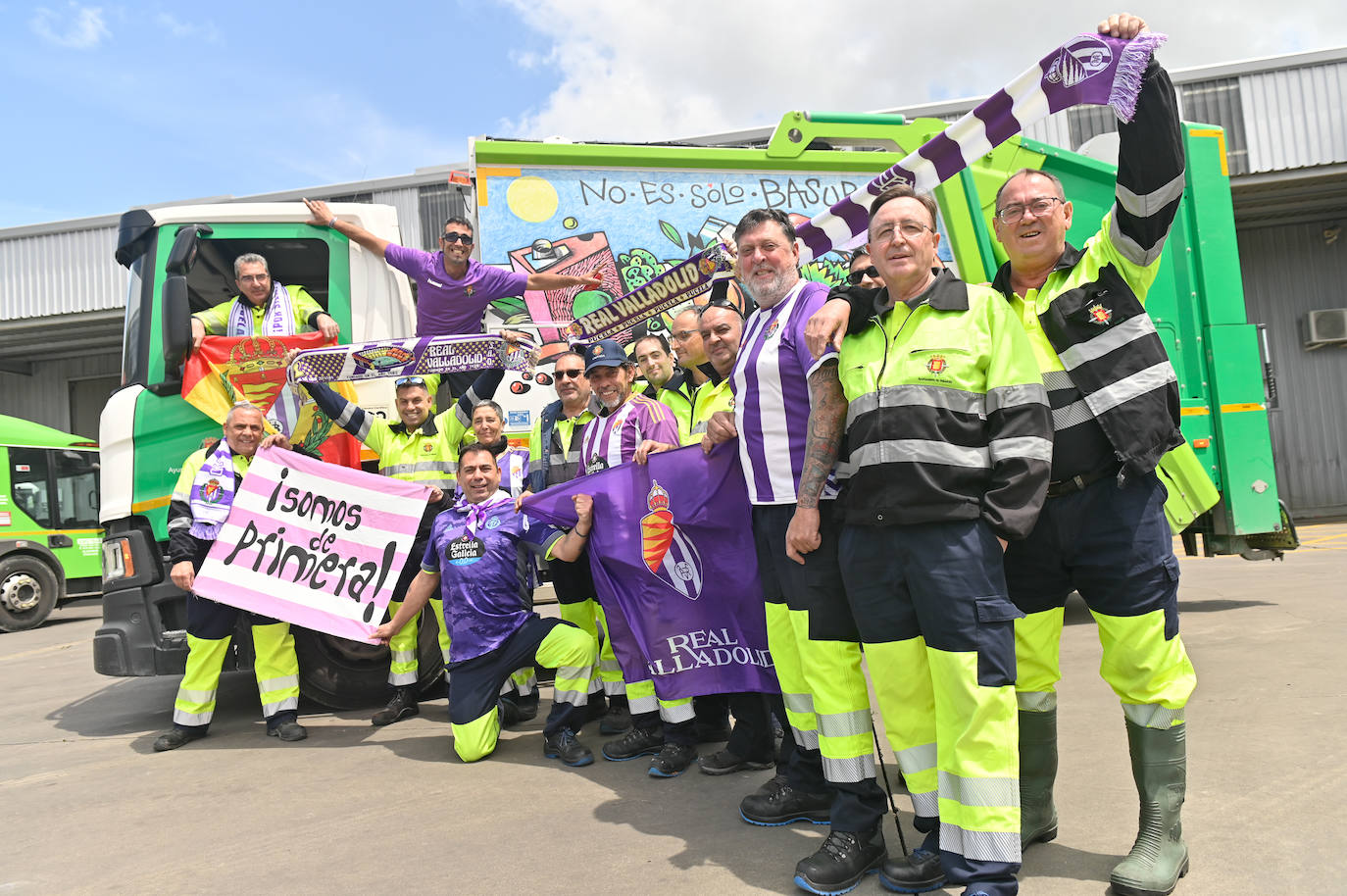 El apoyo entusiasta de los trabajadores del servicio municipal de limpieza.