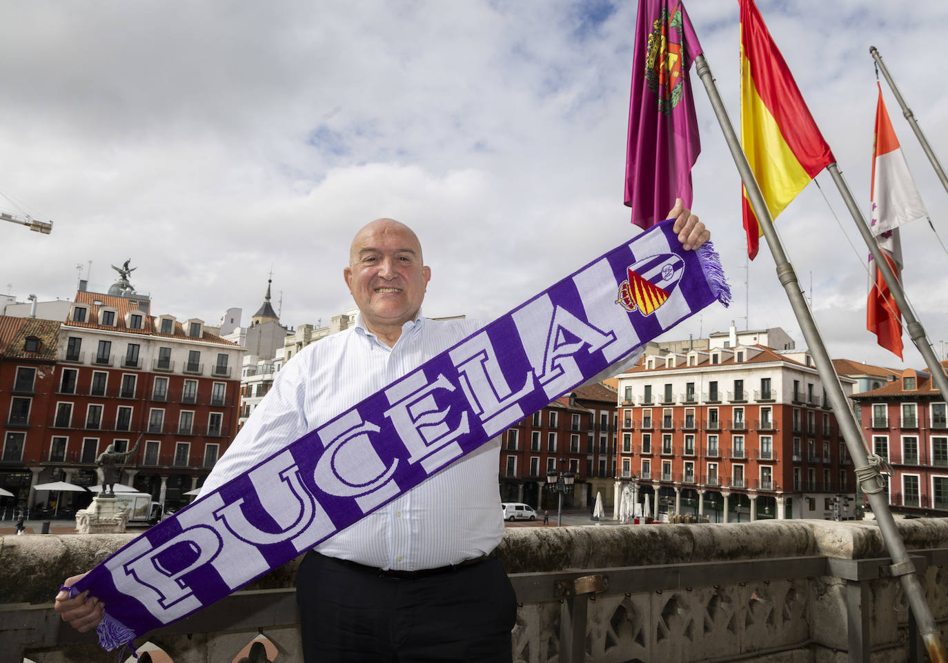 El alcalde de Valladolid, Jesús Julio Carnero, desplega una bufanda del Pucela en el balcón de la Casa Consistorial.