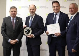 El ministro de Agricultura, izquierda, entrega el premio a ACOR.