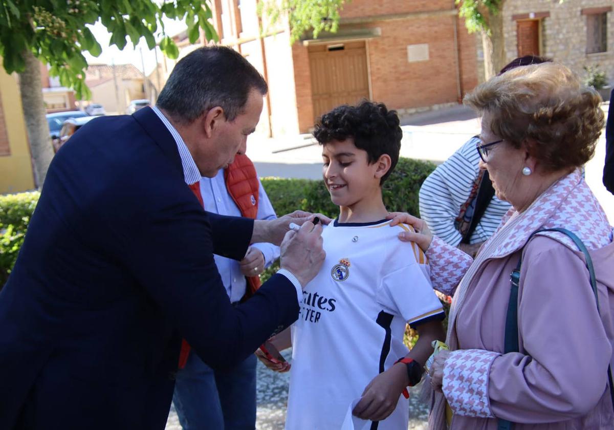 Buyo firma una camiseta del Real Madrid en Valverde de Campos.