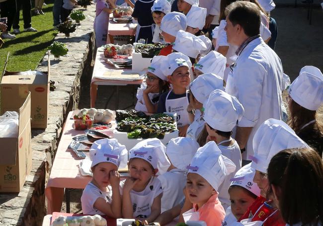 NIños participantes en el concurso, instruidos por cocineros profesionales.