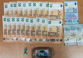 Dinero y droga encontradas a los detenidos en La Lastrilla.