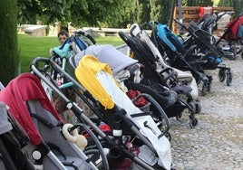 Hilera de cochecitos de niño en un parque de la capital segoviana.