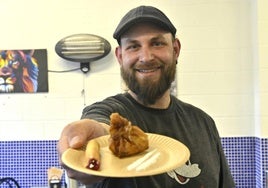 El creador de la tapa, Jonatan Casero, con el polémico pincho que simula el aspecto de droga.