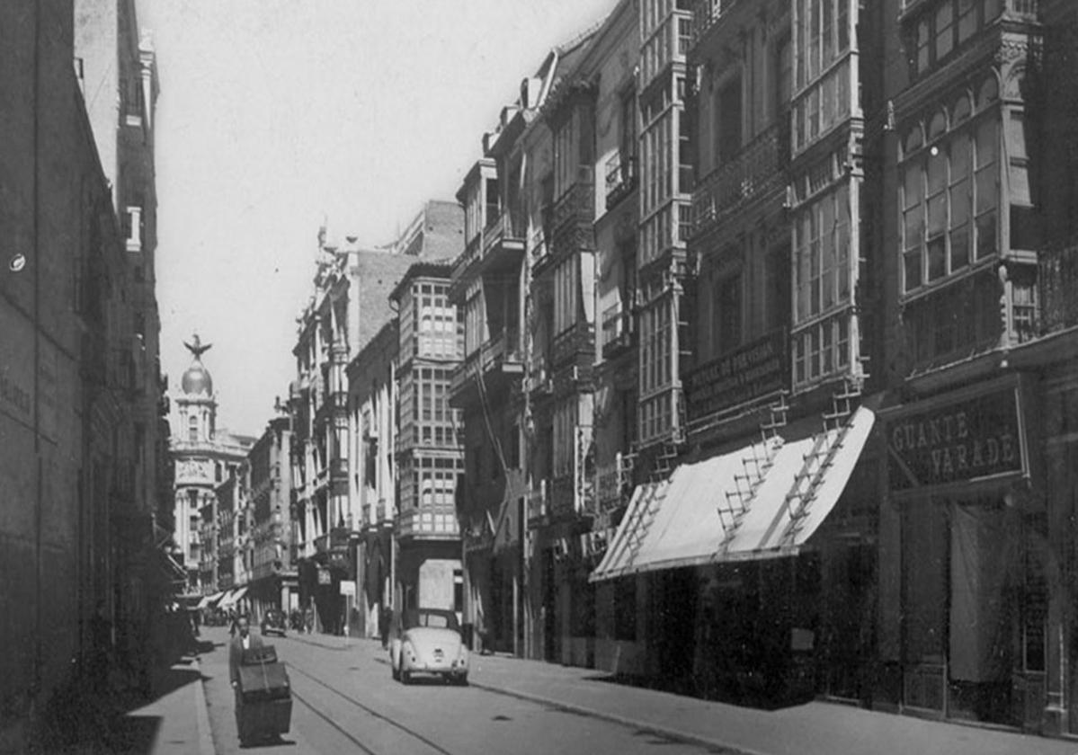 La calle Santiago de Valladolid a principios de los años cincuenta de 1900, a la altura del número 45, donde se encontraba entonces el comercio Guante Varadé.