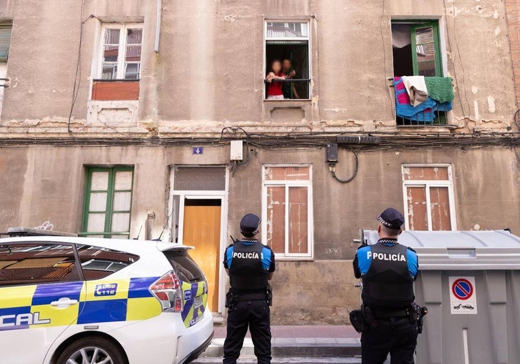 Los okupas de Olmedo 4 hablan con los agentes que les custodian a la puerta del edificio.