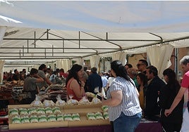 Vendedores locales de espárragos en la feria de Tudela de Duero
