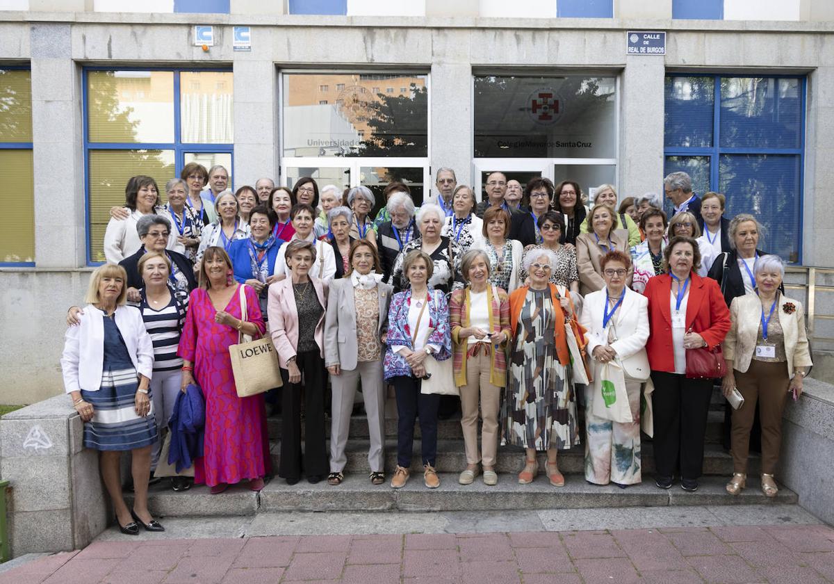 Integrantes de la promoción 1971-74 de ATS en la antigua Escuela Universitaria de Enfermería